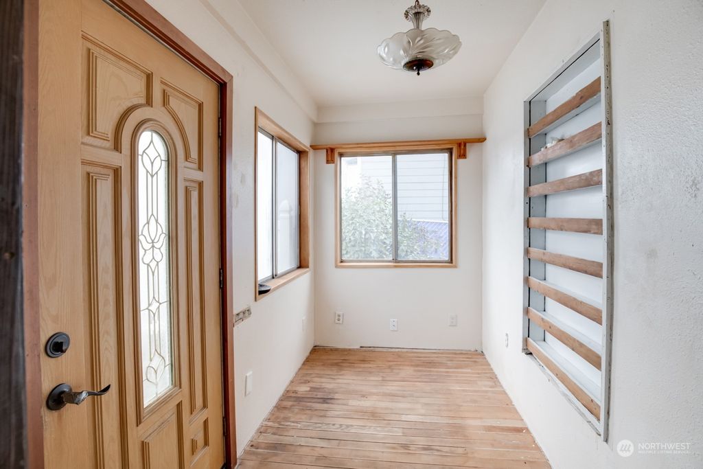 Photo of 5518 S Roxbury Street, Seattle, WA 98118 (MLS # 2004715)