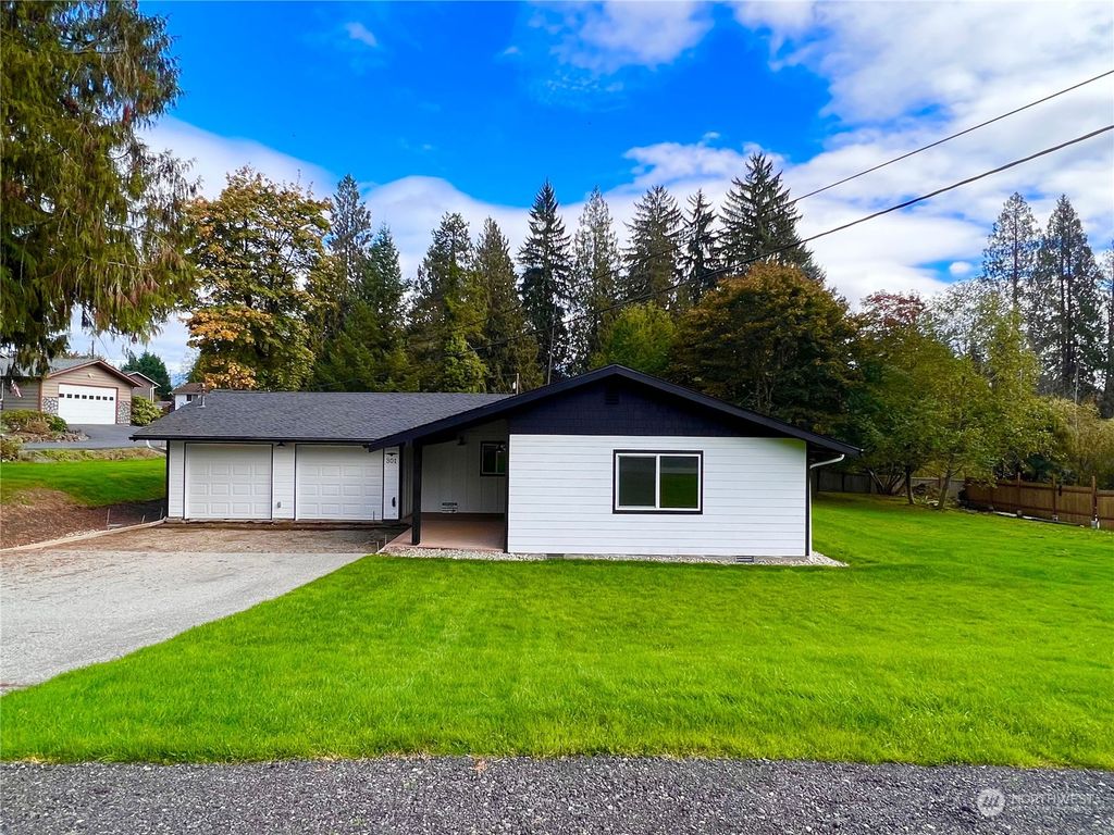 Photo of 301 Prospect Ave Ave, Granite Falls, WA 98252 (MLS # 2169645)