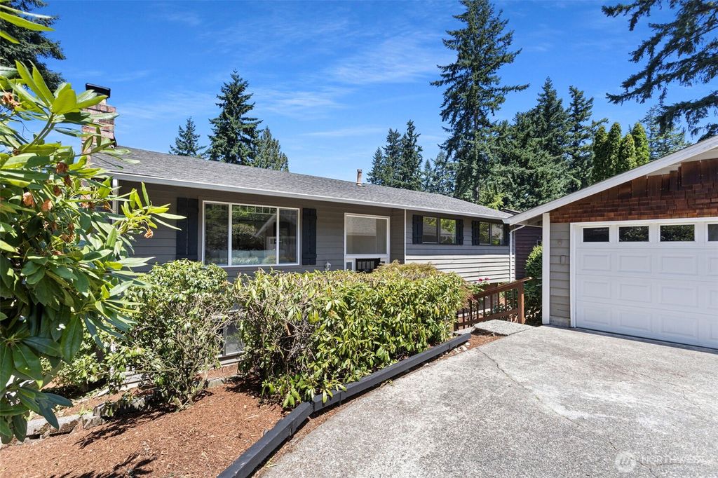 Photo of 12218 NE 68th Place, Kirkland, WA 98033 (MLS # 2422071)