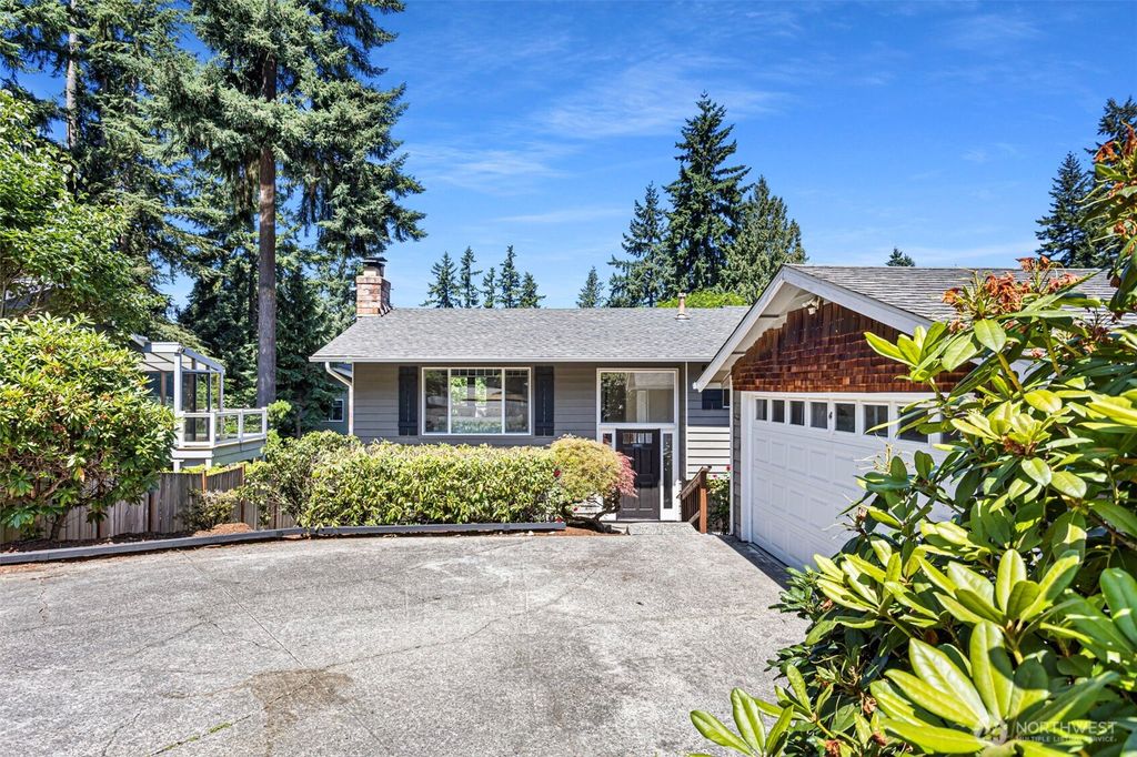 Photo of 12218 NE 68th Place, Kirkland, WA 98033 (MLS # 2422071)