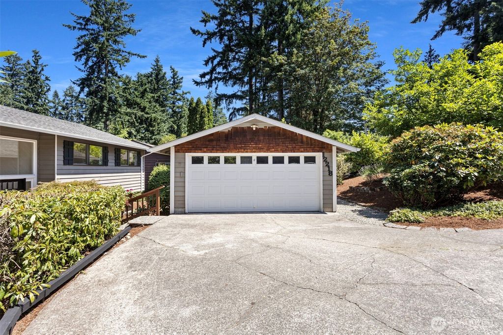 Photo of 12218 NE 68th Place, Kirkland, WA 98033 (MLS # 2422071)