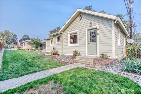 Photo of 512 4th Street, Wenatchee, WA 98801 (MLS # 2443338)