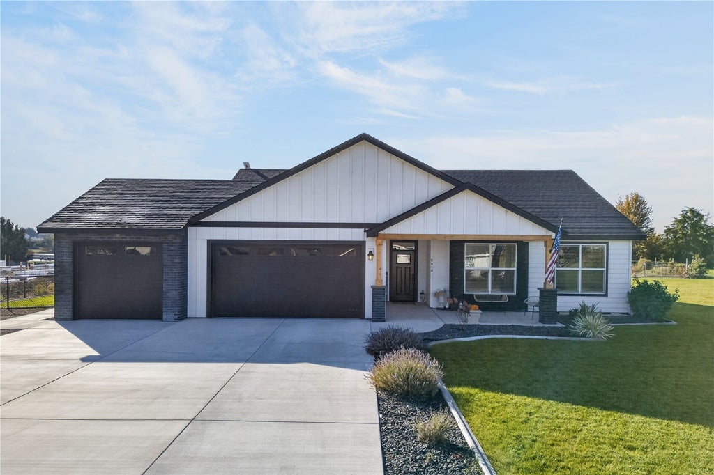 Photo of 8040 OLIN Court, Pasco, WA 99301 (MLS # 2596340)