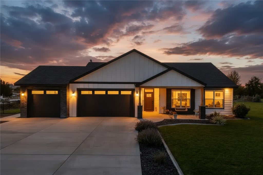 Photo of 8040 OLIN Court, Pasco, WA 99301 (MLS # 2596340)