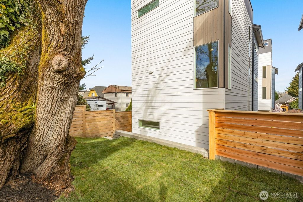 Photo of 1627 B 21st Avenue, Seattle, WA 98122 (MLS # 2497434)