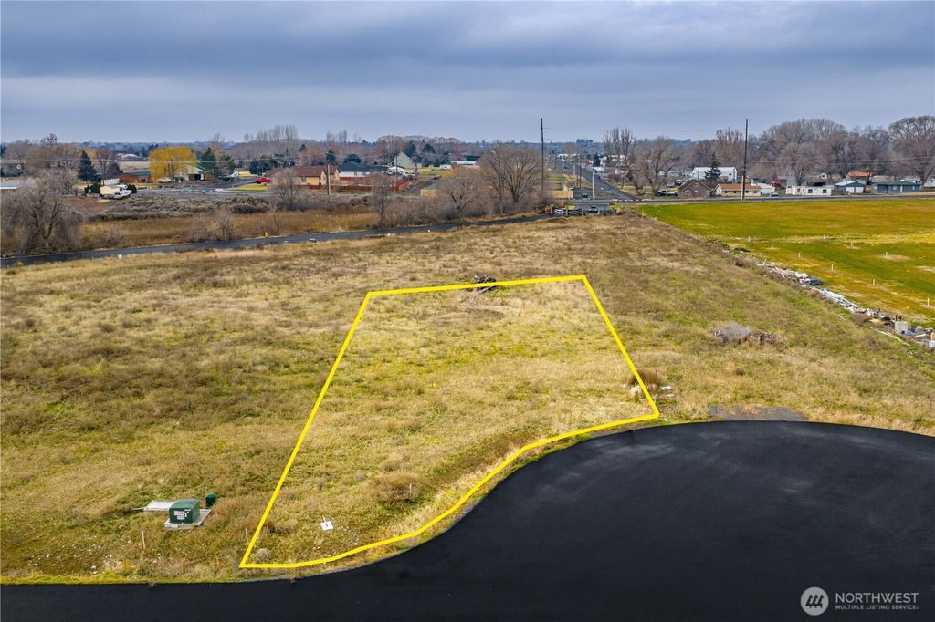 Photo of 8 Valley Road NE #8, Moses Lake, WA 98837 (MLS # 2501797)