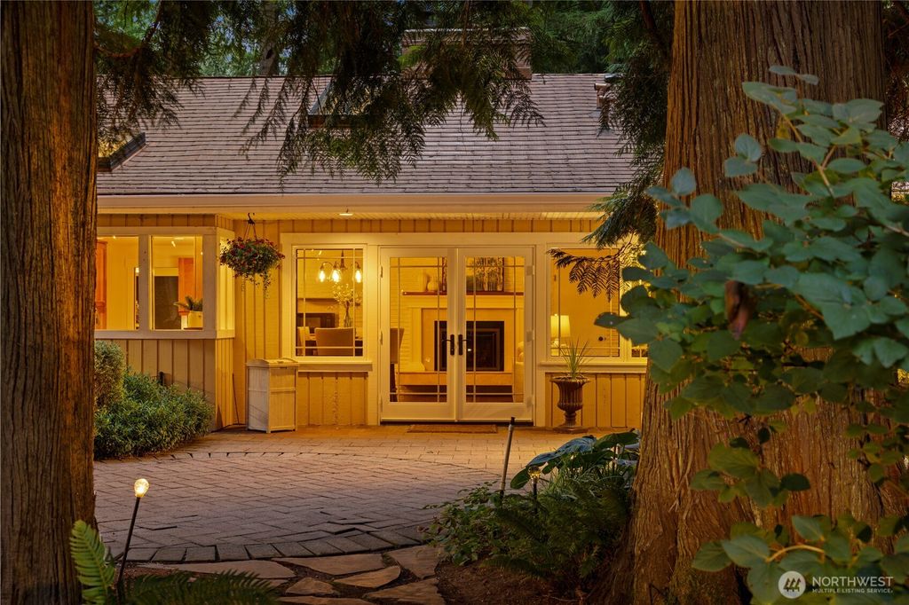Photo of 16 Bridlewood Circle, Kirkland, WA 98033 (MLS # 2342519)