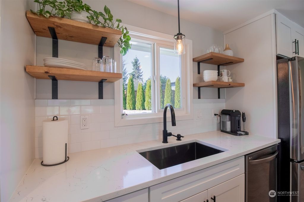 Photo of 516 S 198th Street, Des Moines, WA 98148 (MLS # 2218456)