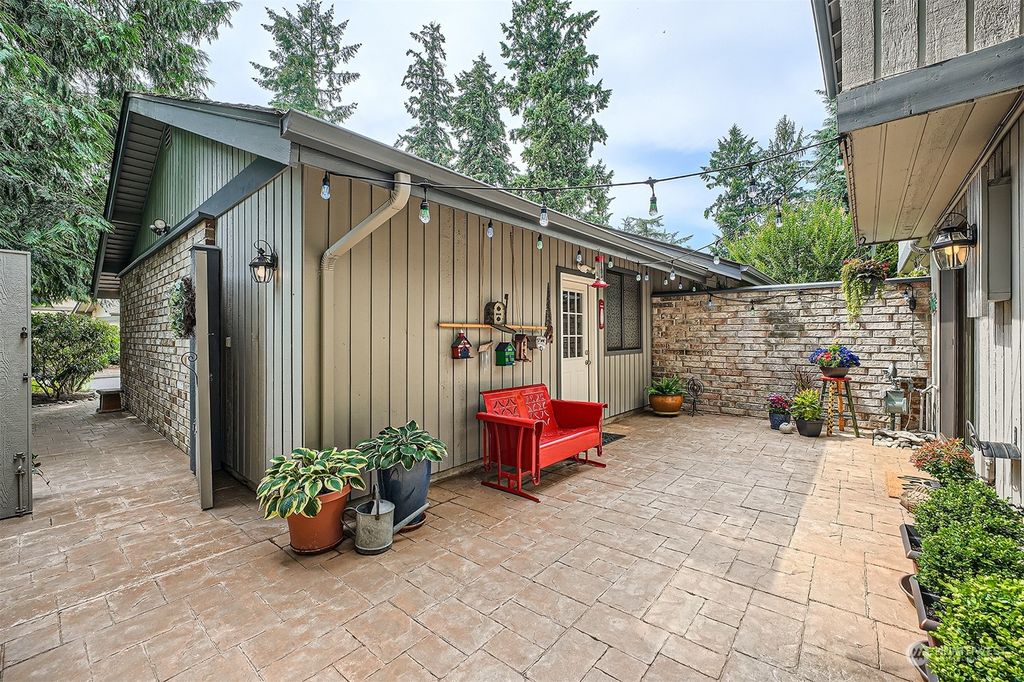 Photo of 17102 66th Place NE, Kenmore, WA 98028 (MLS # 2273616)