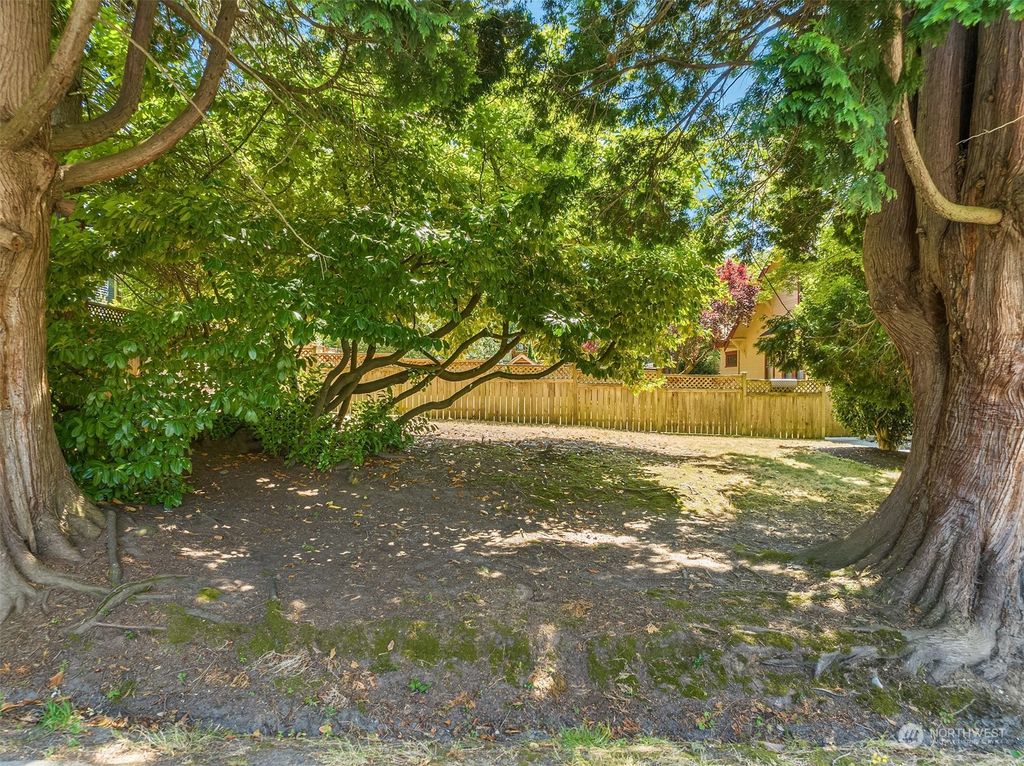Photo of 419 6th Avenue S, Kirkland, WA 98033 (MLS # 2202617)