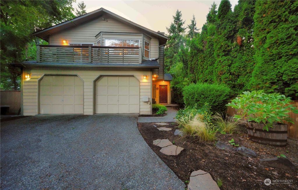 Photo of 20429 39th Place NE, Lake Forest Park, WA 98155 (MLS # 2191904)