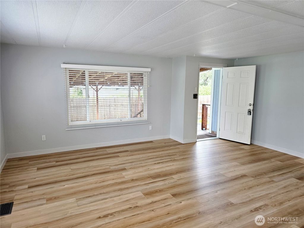 Photo of 616 California Street, Raymond, WA 98577 (MLS # 2508512)