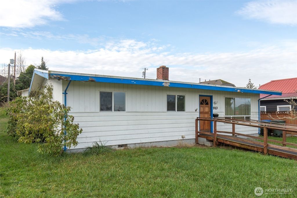 Photo of 910 E 7th Street, Port Angeles, WA 98362 (MLS # 2469550)