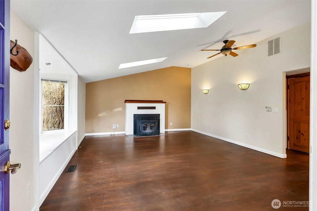 Photo of 13722 Interlake Avenue N, Seattle, WA 98133 (MLS # 2490690)