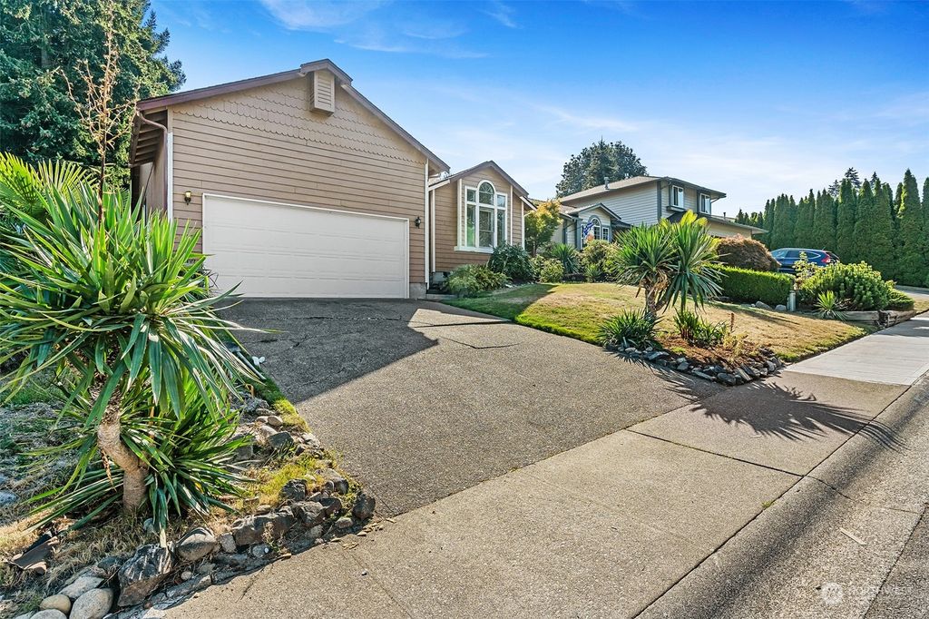 Photo of 1825 SW 323rd Street, Federal Way, WA 98023 (MLS # 2004402)