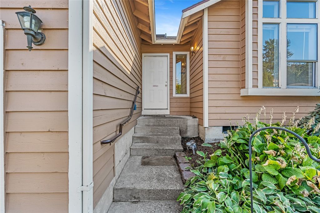 Photo of 1825 SW 323rd Street, Federal Way, WA 98023 (MLS # 2004402)