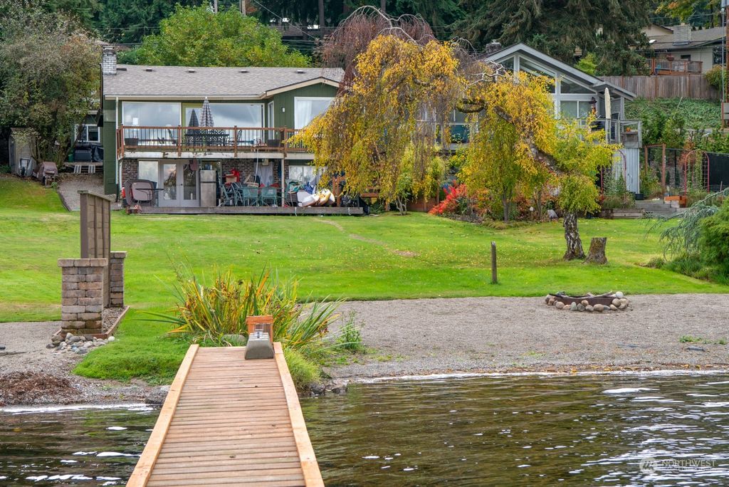 Photo of 3420 W Lake Sammamish Parkway NE, Redmond, WA 98052 (MLS # 2016689)
