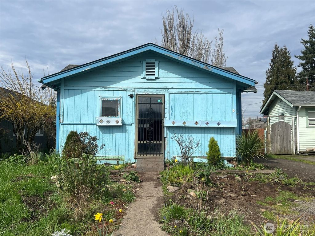 Photo of 131 17 Avenue, Longview, WA 98632 (MLS # 2493725)