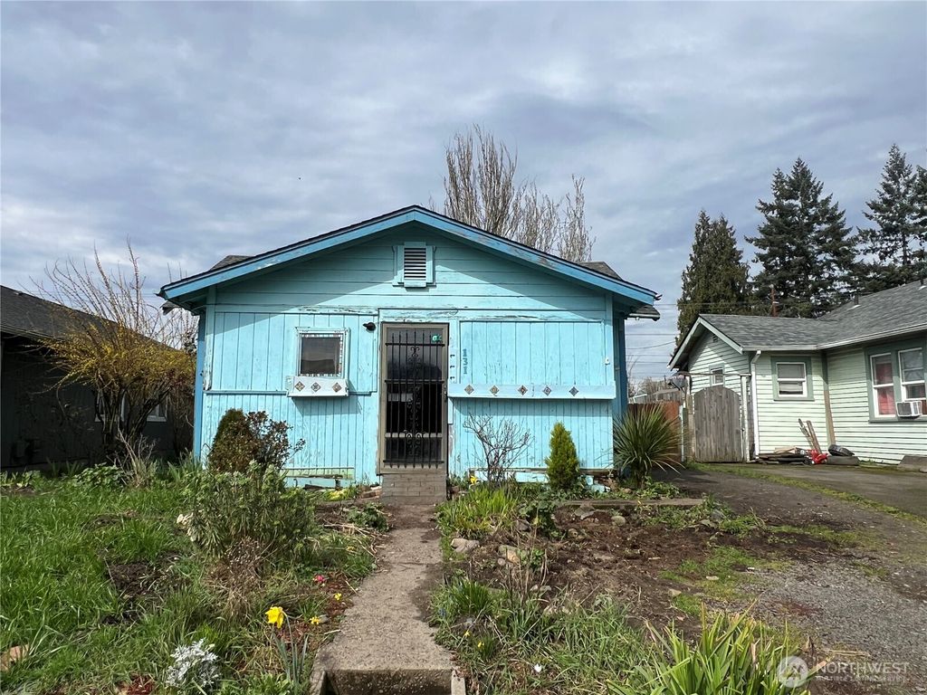 Photo of 131 17 Avenue, Longview, WA 98632 (MLS # 2493725)