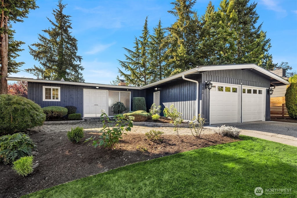 Photo of 113 152nd Place SE, Bellevue, WA 98007 (MLS # 2585797)