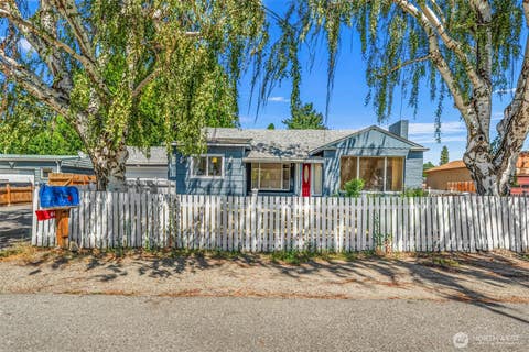 Photo of 845 N Devon Ave AVE, East Wenatchee, WA 98802 (MLS # 2558429)