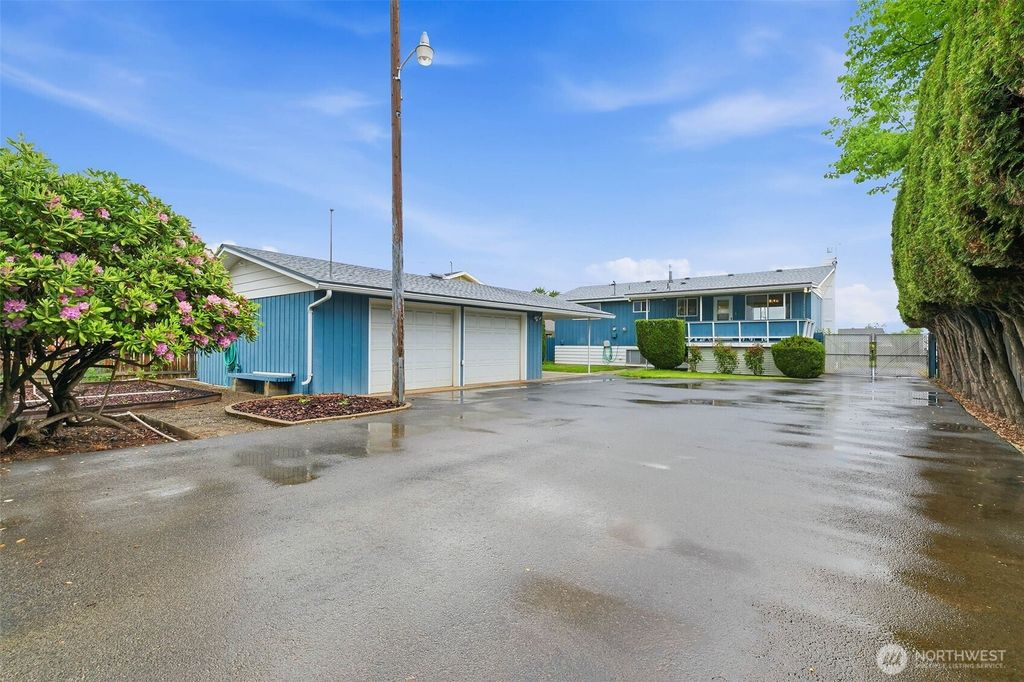 Photo of 1208 S 28th Avenue, Yakima, WA 98902 (MLS # 2522700)