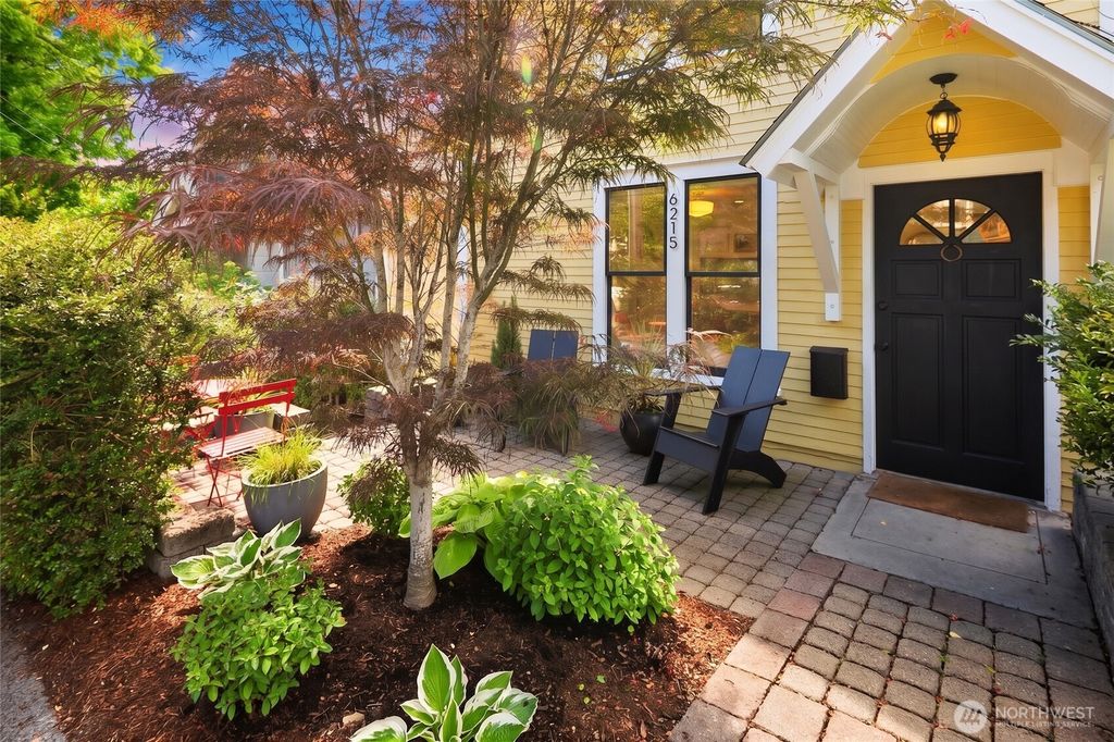 Photo of 6215 27th Avenue NE, Seattle, WA 98115 (MLS # 2538616)
