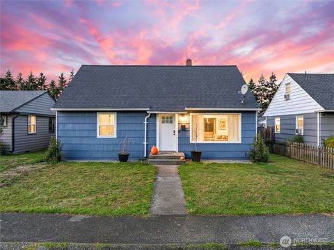 Photo of 728 5th Street SE, Puyallup, WA 98372 (MLS # 2449099)