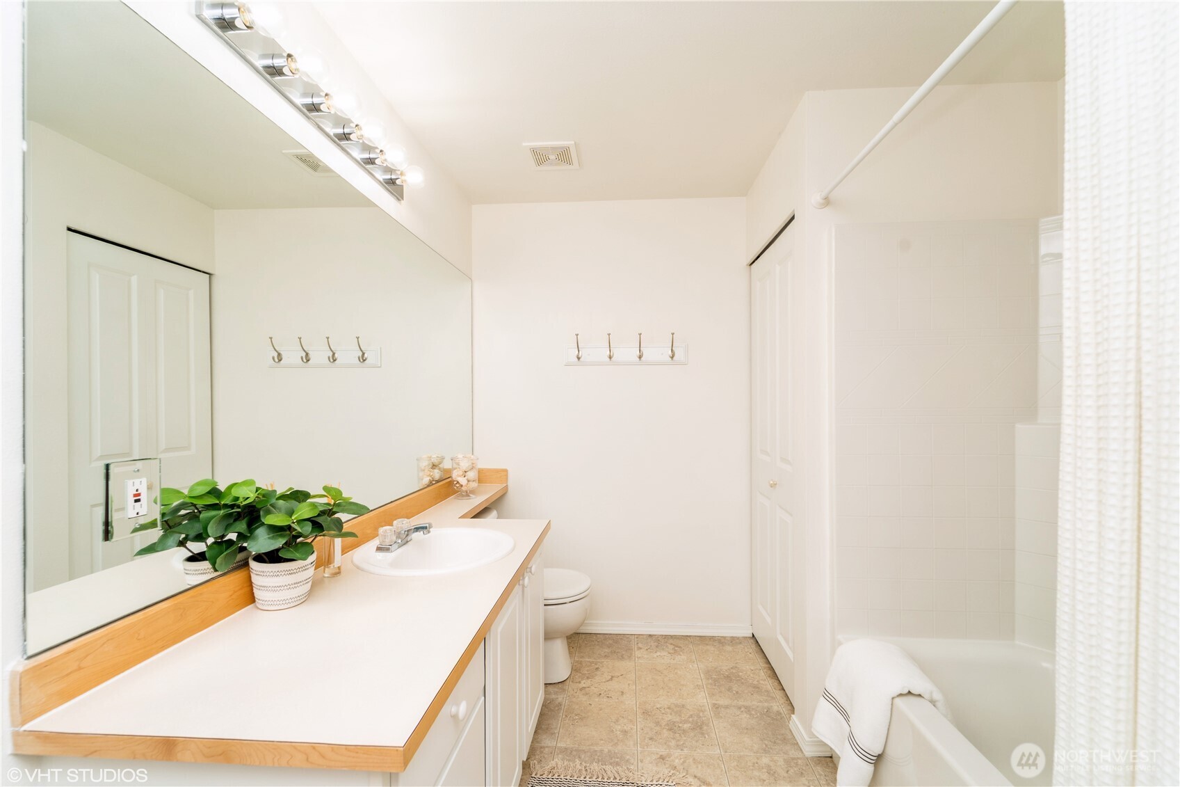 Issaquah, Washington 98029, United States, 2 Bedrooms Bedrooms, ,2 BathroomsBathrooms,Residential,Active,207353