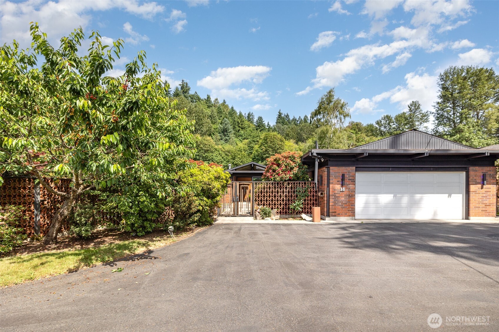 16 Riverview Drive NE