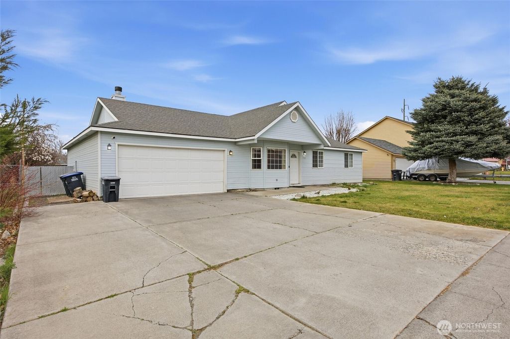 Photo of 112 W Belmont Avenue, Moses Lake, WA 98837 (MLS # 2495598)