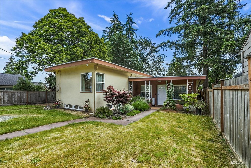 Photo of 12050 22nd Avenue NE, Seattle, WA 98125 (MLS # 1979668)