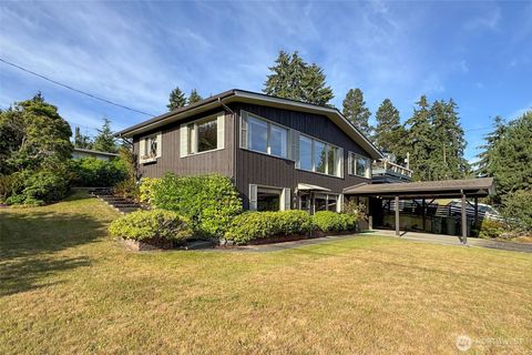 Photo of 136 Oakcrest Avenue, Port Angeles, WA 98362 (MLS # 2536725)