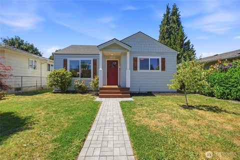 Photo of 229 19th Avenue, Longview, WA 98632 (MLS # 2551302)