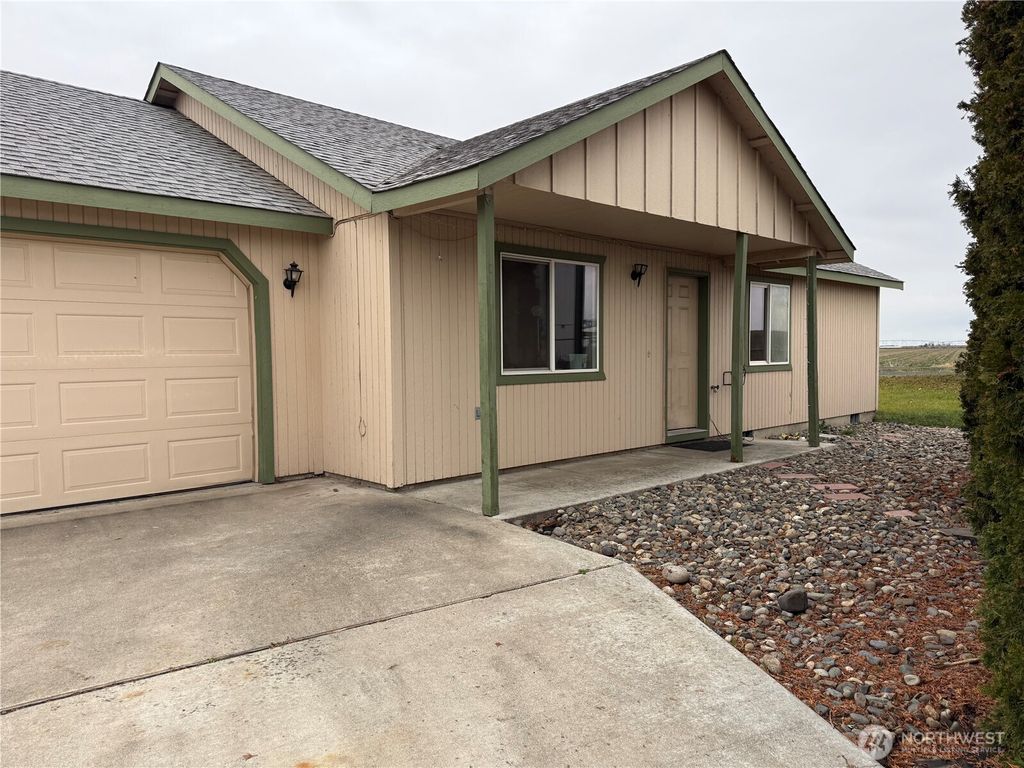 Photo of 1403 S Husky Drive, Moses Lake, WA 98837 (MLS # 2461402)