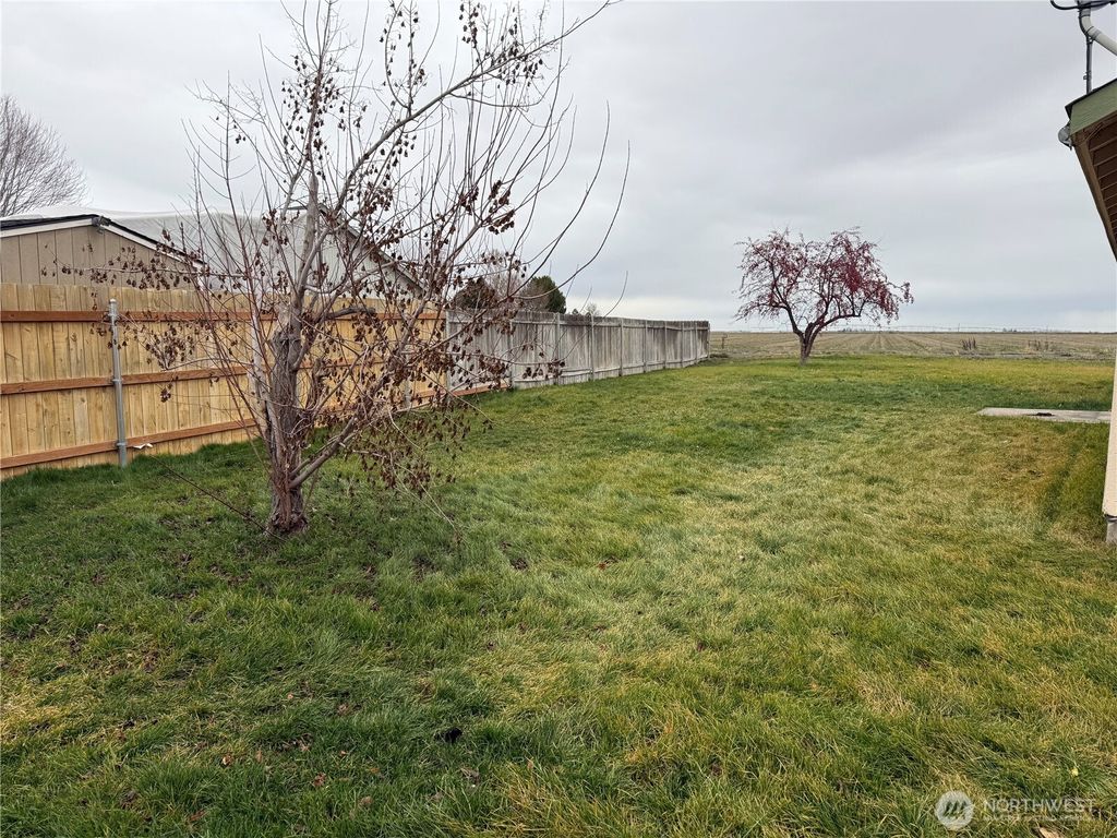 Photo of 1403 S Husky Drive, Moses Lake, WA 98837 (MLS # 2461402)