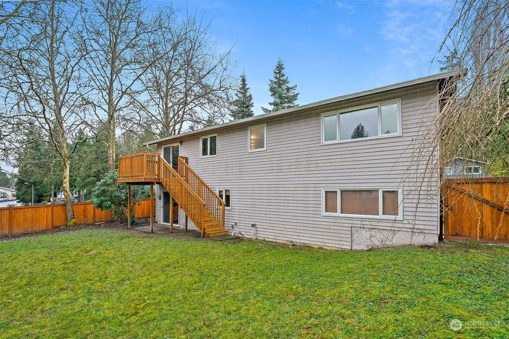 Photo of 17630 NE 33rd Place, Redmond, WA 98052 (MLS # 2205230)