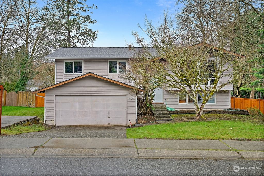 Photo of 17630 NE 33rd Place, Redmond, WA 98052 (MLS # 2205230)