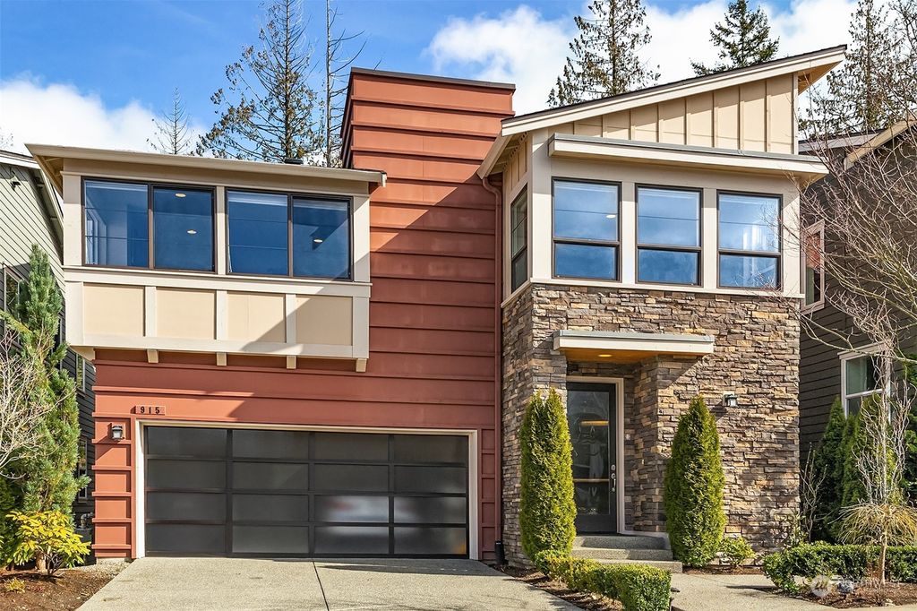 Photo of 915 Pine Crest Circle NE, Issaquah, WA 98029 (MLS # 2194119)