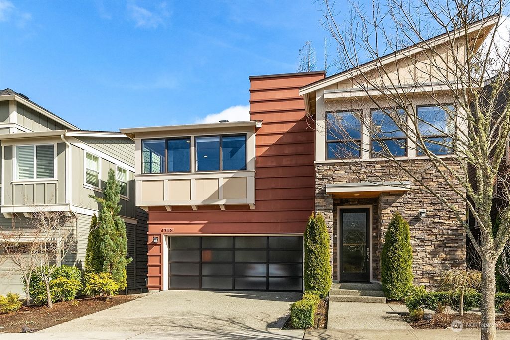 Photo of 915 Pine Crest Circle NE, Issaquah, WA 98029 (MLS # 2194119)