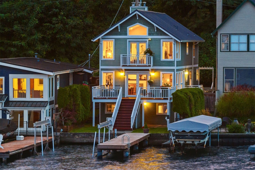 Photo of 10500 Riviera Place NE, Seattle, WA 98125 (MLS # 2596415)
