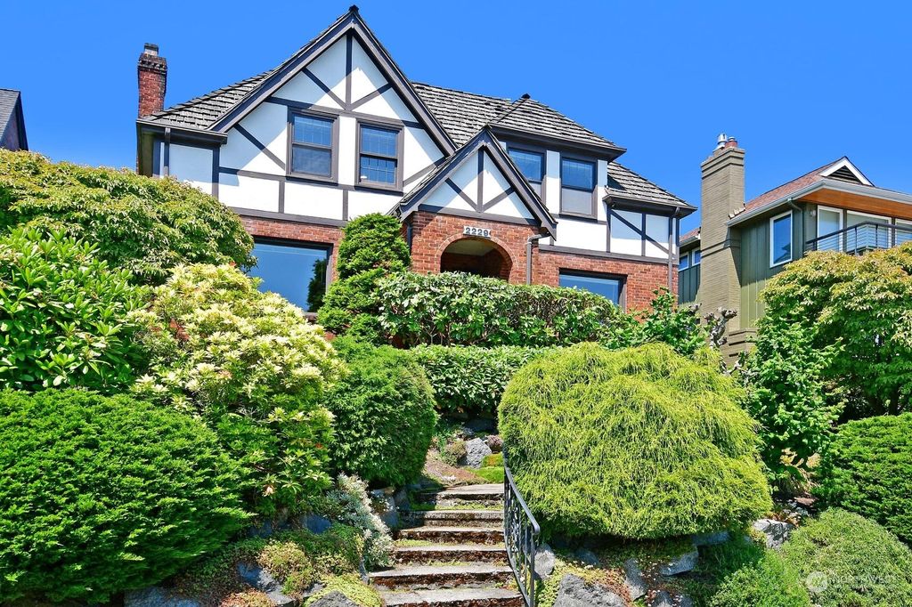 Photo of 2229 Viewmont Way W, Seattle, WA 98199 (MLS # 2132173)