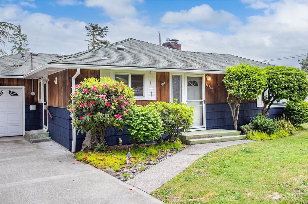 Photo of 14304 8th Avenue S, Burien, WA 98168 (MLS # 2057187)