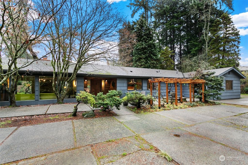 Photo of 500 47th Street SE, Everett, WA 98203 (MLS # 2184352)