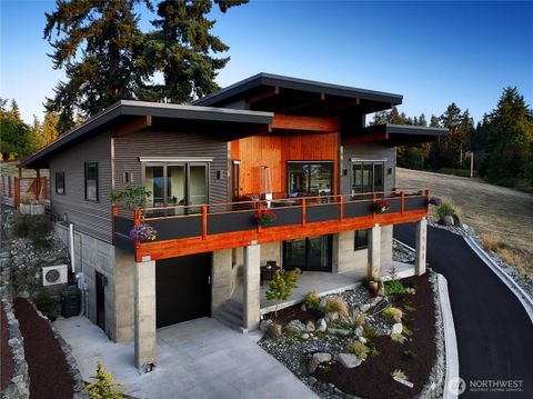 Photo of 5453 Harborside Lane, Freeland, WA 98249 (MLS # 2421034)