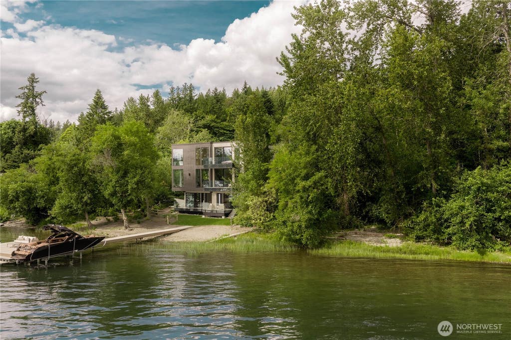 Photo of 3101 E Lake Sammamish Parkway NE, Sammamish, WA 98074 (MLS # 2549711)