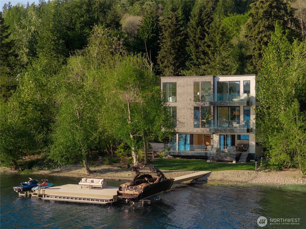 Photo of 3101 E Lake Sammamish Parkway NE, Sammamish, WA 98074 (MLS # 2549711)