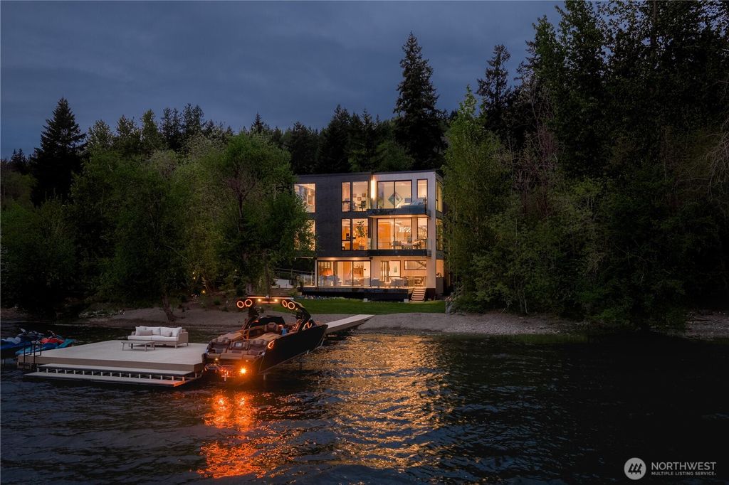 Photo of 3101 E Lake Sammamish Parkway NE, Sammamish, WA 98074 (MLS # 2549711)