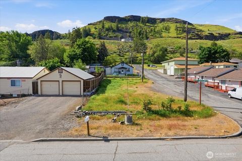 Photo of 300 E Grand Coulee Avenue, Grand Coulee, WA 99133 (MLS # 2524276)