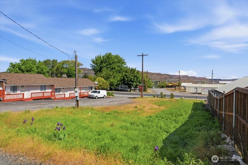 300 E Grand Coulee Avenue